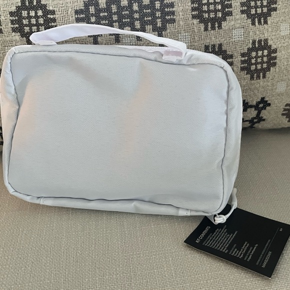 NWT United Airline With Wrexham AFC Polaris toiletry kit - white - Picture 3 of 4